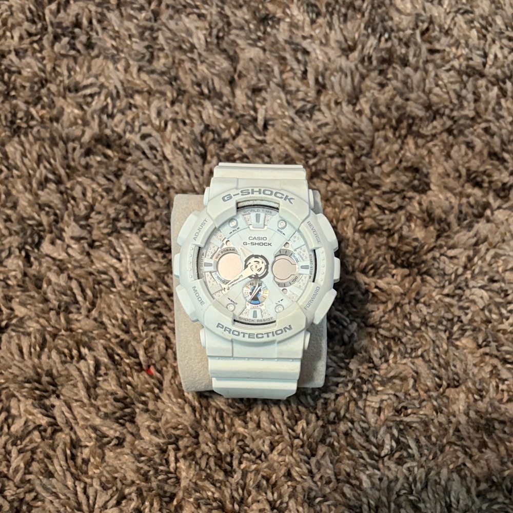 Casio G-Shock WHITE * needs batteries